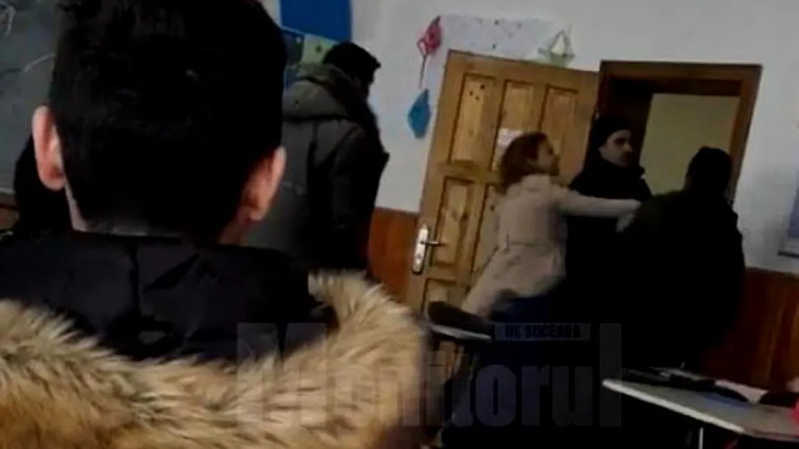 Imagini scandaloase surprinse la un liceu din judeţul Suceava. Un elev a fost lovit, după ce ar fi tachinat o profesoară