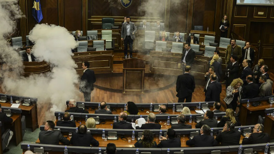 Gaze lacrimogene în Adunarea din Kosovo VIDEO