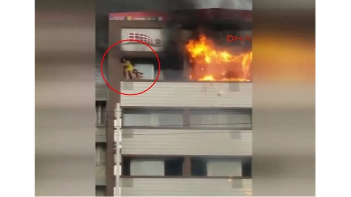Panică într-un hotel cuprins de flăcări. Două femei au sărit de la etaj şi s-au rănit grav FOTO