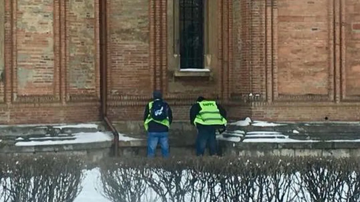 Doi angajaţi MAI, surprinşi când îşi fac nevoile pe Biserica Kretzulescu. Reacţia BOR