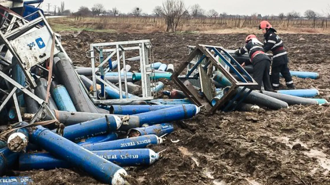 TIR încărcat cu tuburi de oxigen şi acetilenă, răsturnat pe DN 41