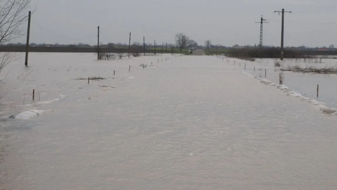 Avertizare COD PORTOCALIU de inundatii pentru 3 judeţe, până miercuri. Cod galben în jumătate din ţară