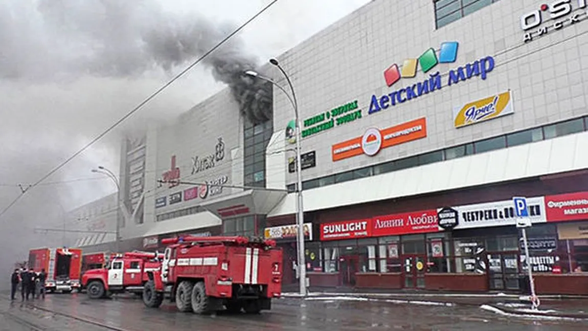 Cel puţin patru persoane, printre care trei copii, au murit într-un incendiu la un centru comercial