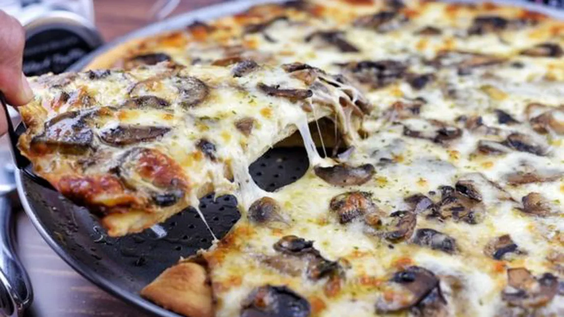 Pizza cu mozzarella şi ciuperci
