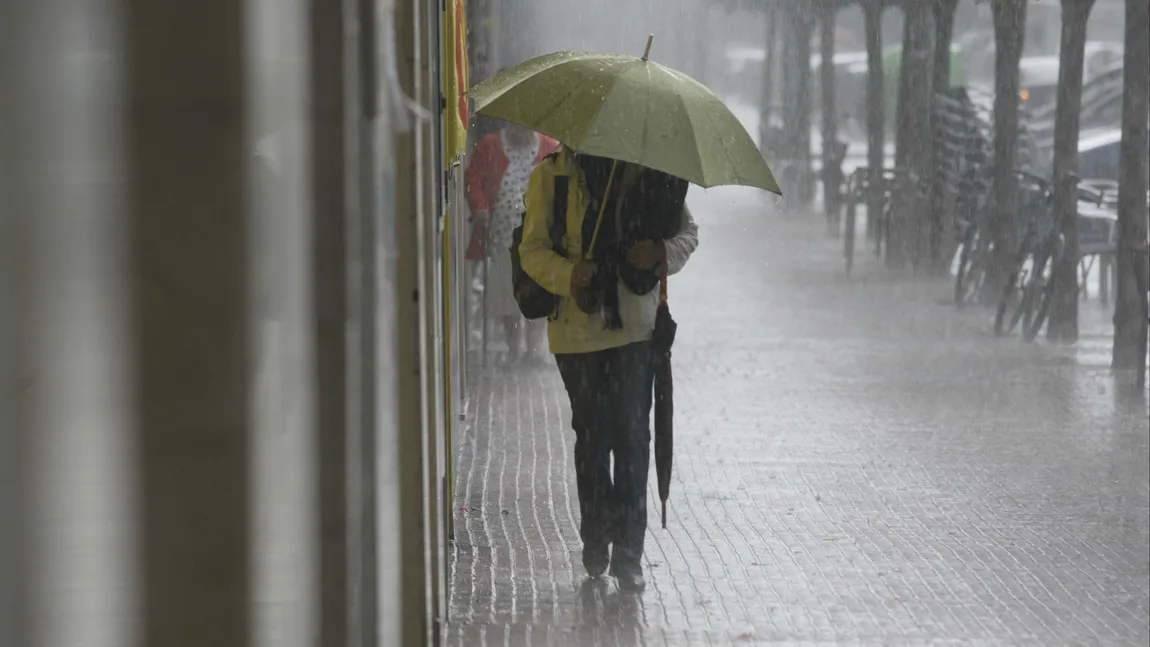 PROGNOZA METEO. Vremea devine instabilă în toată ţara. ANM anunţă ploi şi descărcări electrice, la munte precipitaţii mixte