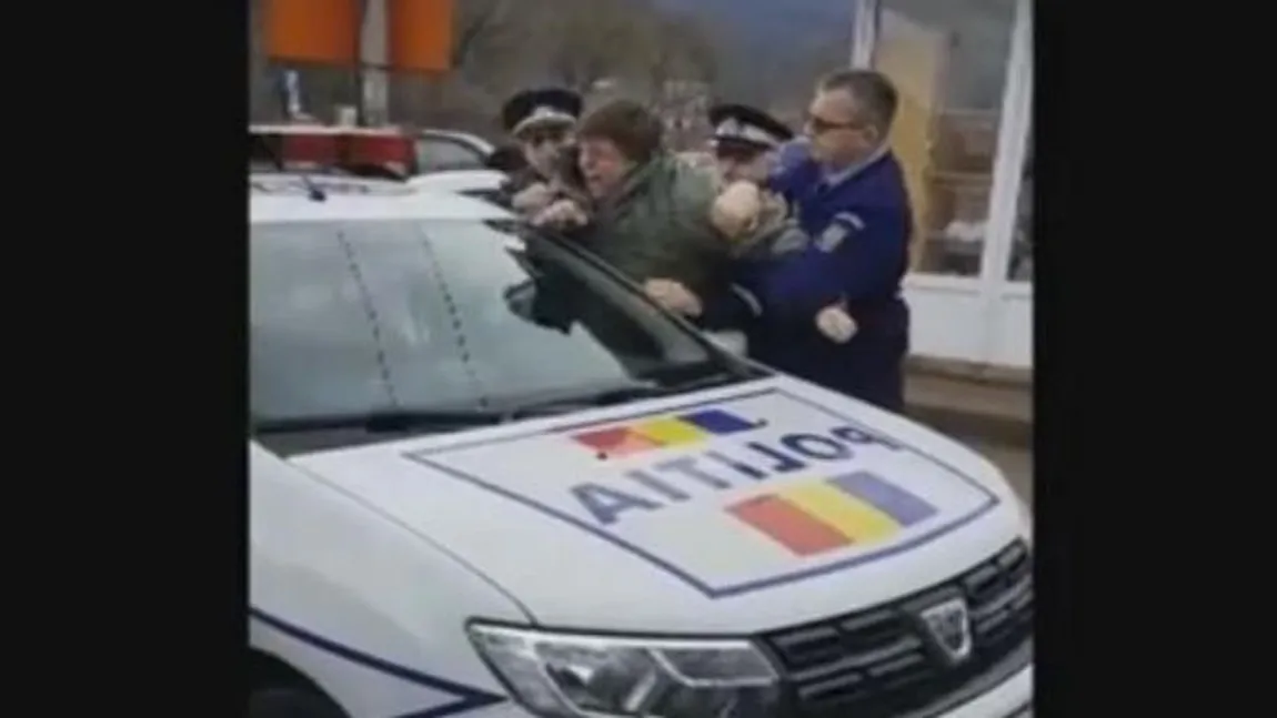Scene incredibile în Piatra Neamţ. Un bărbat a fost pus la pământ şi încătuşat după ce a traversat printr-un loc nepermis