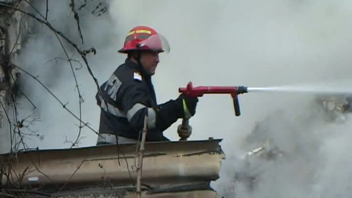 Incendiu puternic la fabrica UAMT din Oradea. Zeci de pompieri au fost mobilizaţi pentru stingerea incendiului