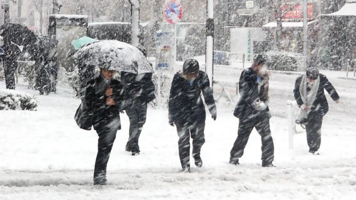 IARNA se întoarce. PROGNOZA METEO: Vremea se răceşte. Ploi, lapoviţă, ninsori şi vânt în toată ţara