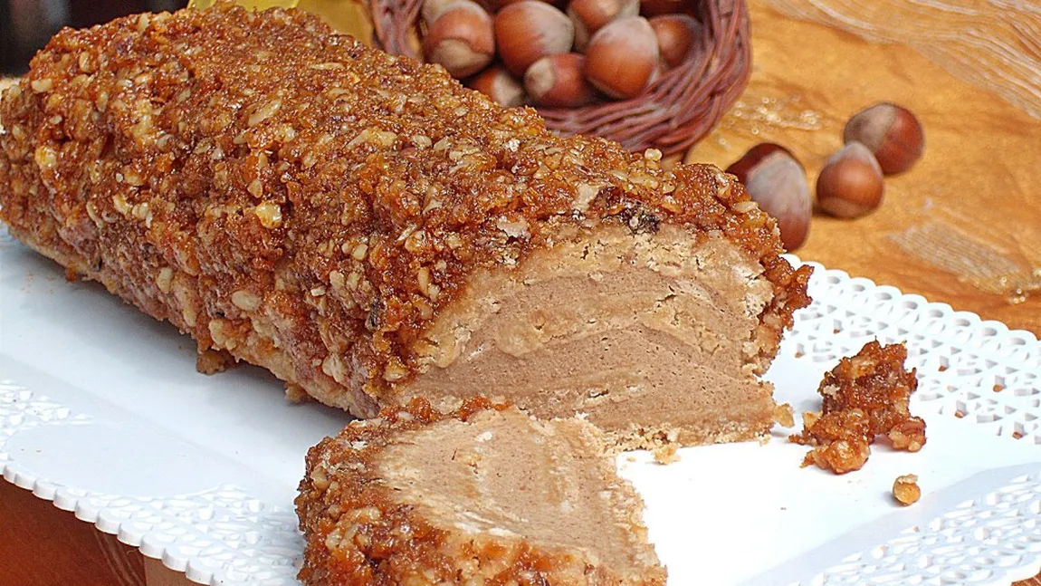 Ruladă din biscuiţi cu piure de castane şi mantie din alune de pădure