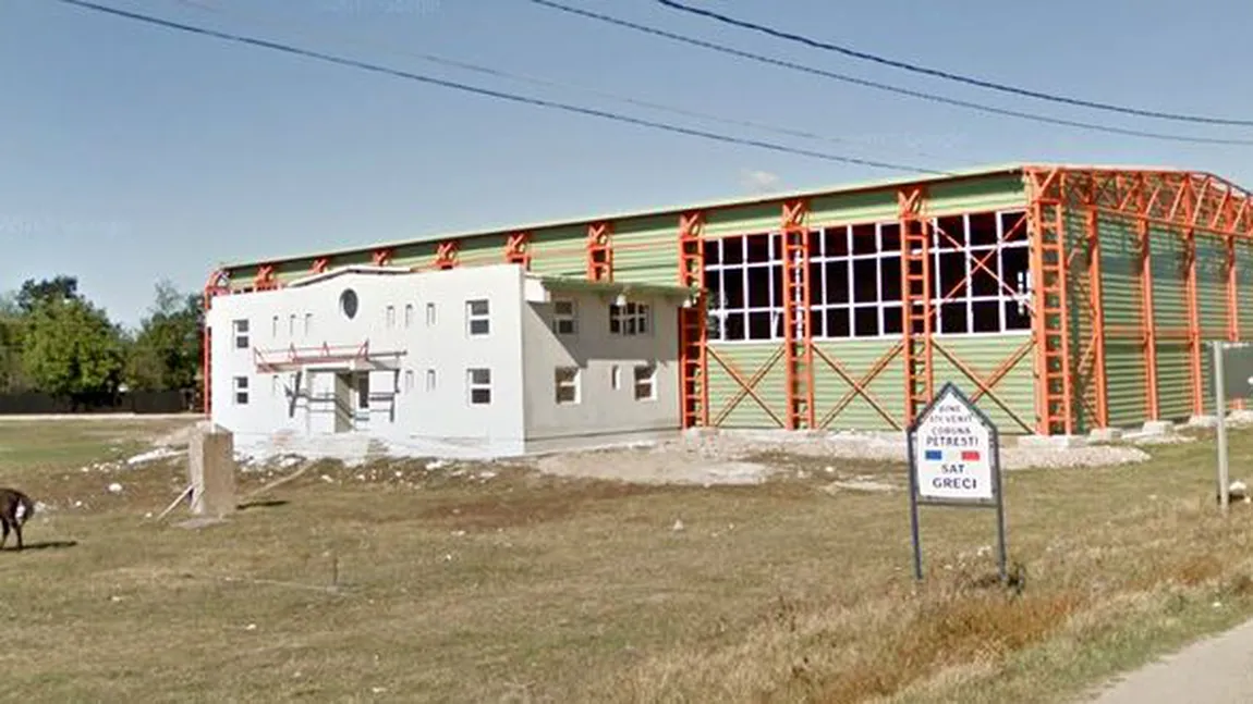 Bani aruncaţi de autorităţi pe apa sâmbetei: Săli de sport ultramoderne în sate fără apă şi canalizare