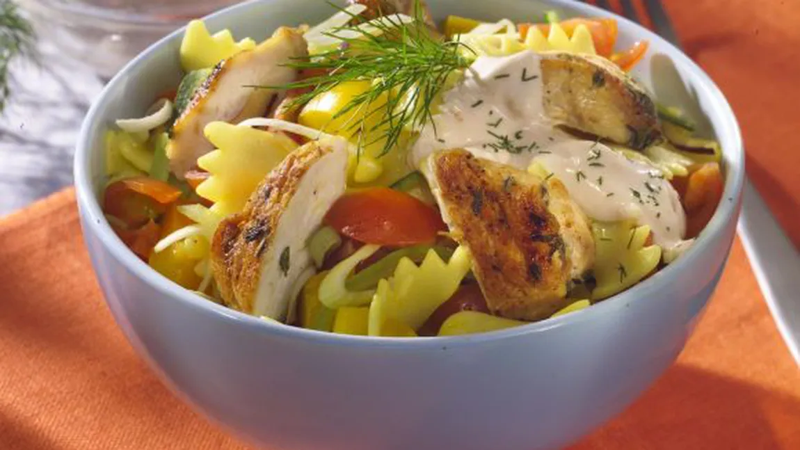 Salată de paste cu pui
