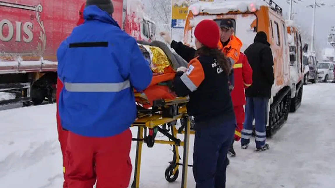 Val de accidente din cauza ninsorilor abundente şi a poleiului. Trenuri blocate şi întârziate