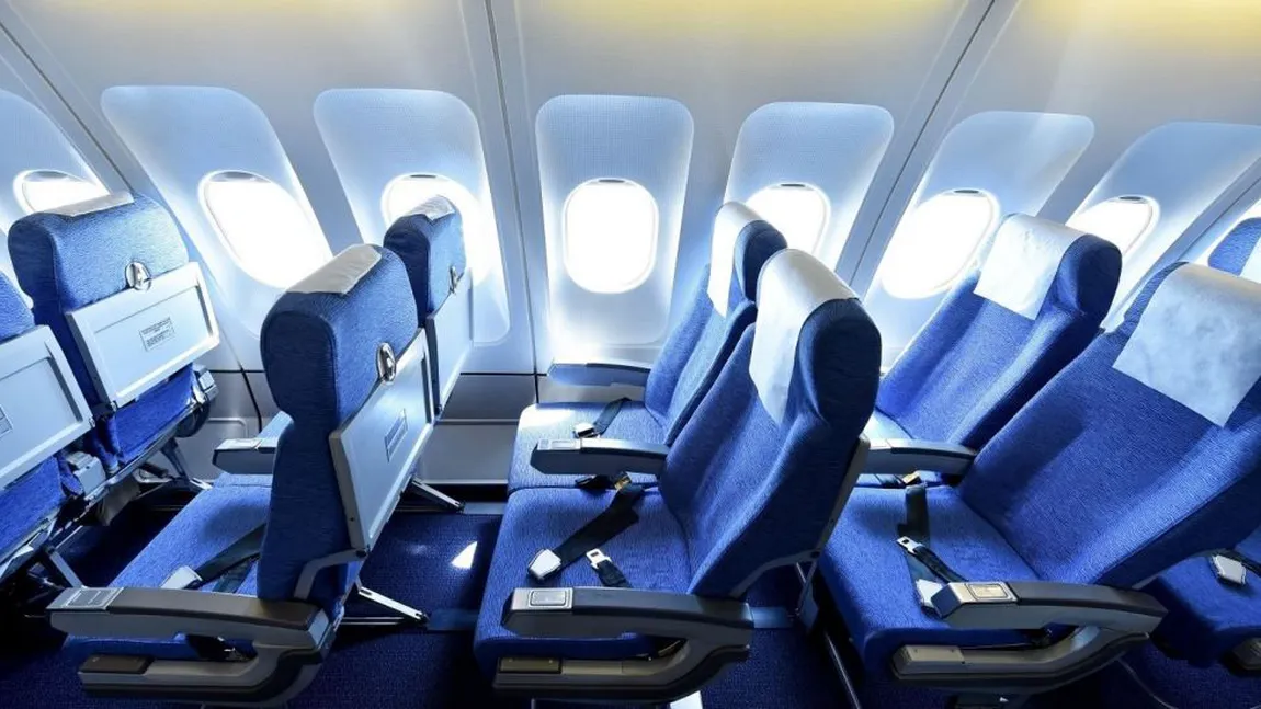 De ce sunt toate scaunele din avion de culoare albastră