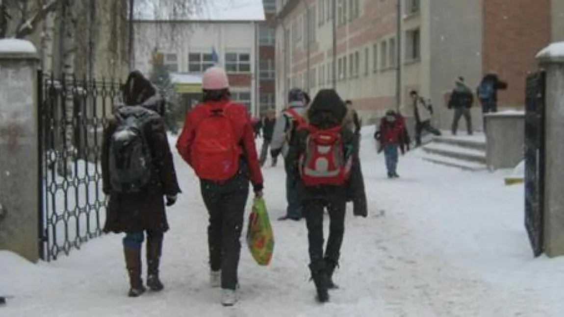 Şcoli închise vineri în Bucureşti. Unde pot fi duşi copiii ai căror părinţi nu au cu cine să-i lase