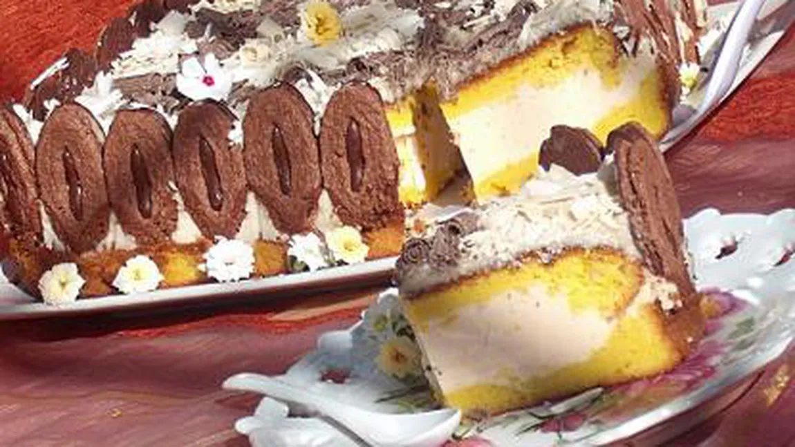 DESERT DELICIOS. Tort cu şarlotă şi ciocolată