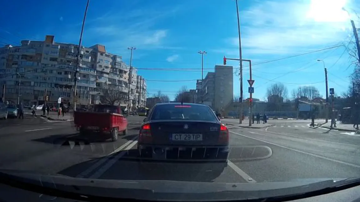 Şofer filmat în timp ce trece pe roşu, pe contrasens, printre pietoni VIDEO