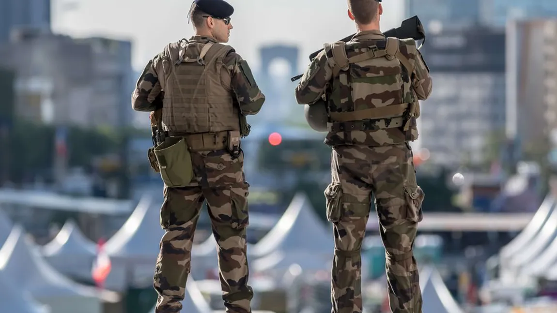 Un bărbat a încercat să intre cu maşina într-un grup de militari în sud-estul Franţei. Suspectul a fost reţinut