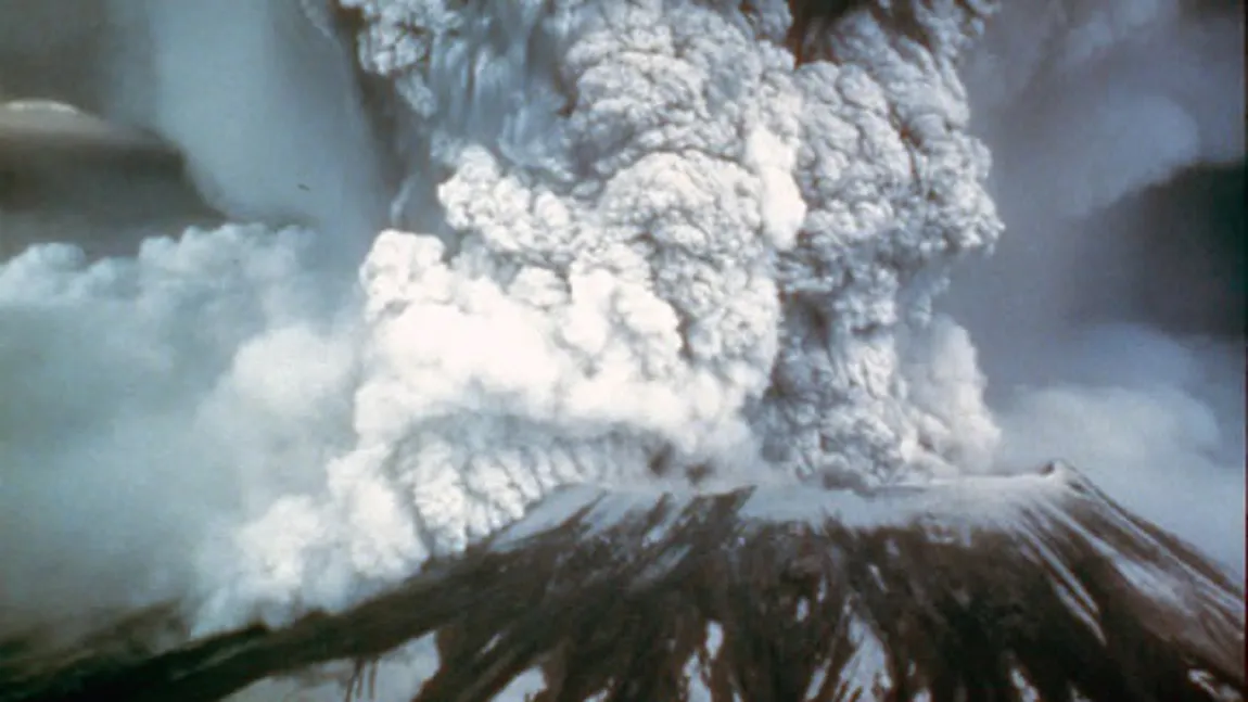 Zeci de persoane au fost spitalizate după ce un vulcan din Indonezia a emis gaze toxice