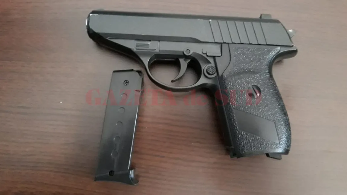 Scene şocante la un liceu din Craiova. Un elev a tras asupra unei colege cu un pistol cu bile
