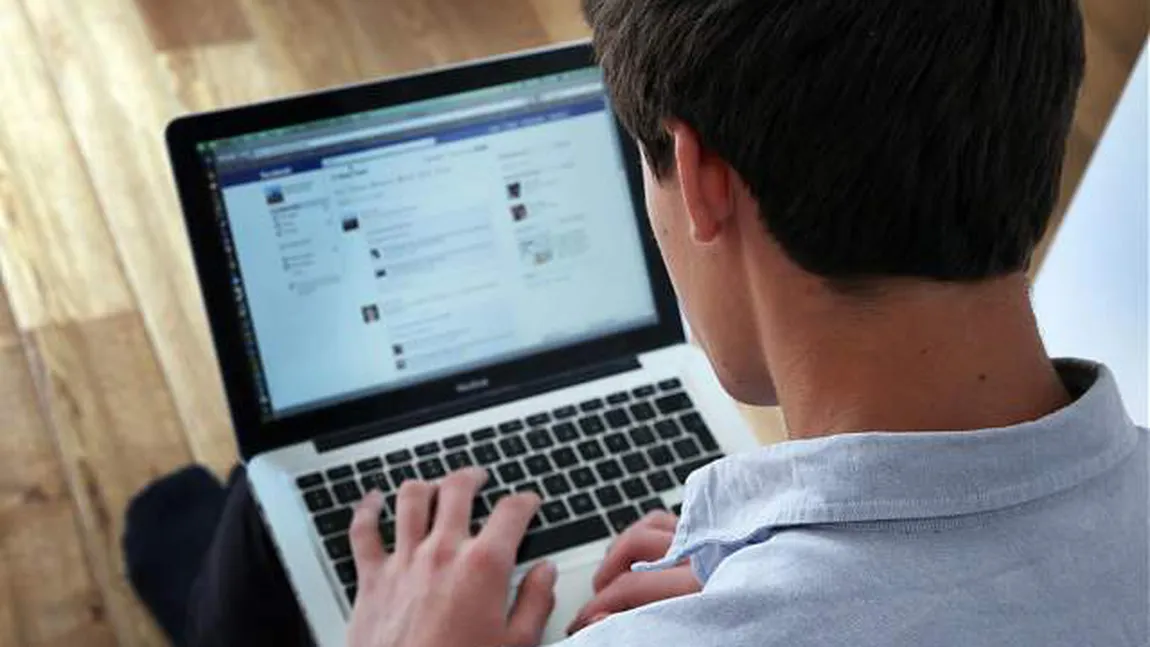 Un român a fost condamnat la închisoare din cauza unor mesaje pe Facebook. Ce le-a scris unor fete