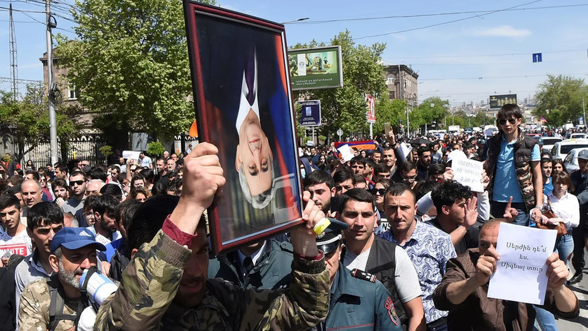 Armenii comemorează genocidul de acum 100 de ani, la o zi după demisia premierului Serj Sargsyan