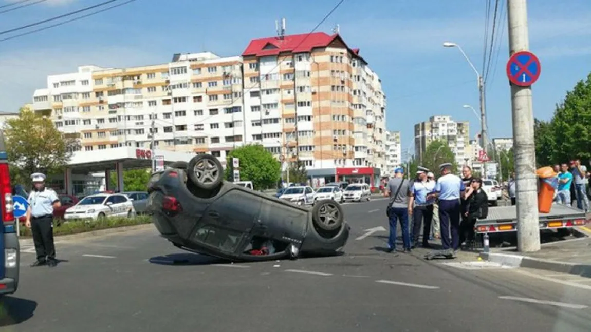 O profesoară, soţia unui poliţist din Galaţi, aflată în stare de ebrietate, s-a răsturnat cu maşina într-o intersecţie