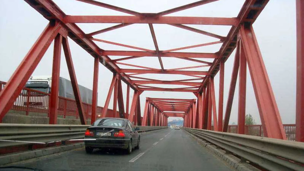 Coloane de maşini de câţiva kilometri după închiderea podului de la Mărăcineni pentru reparaţii