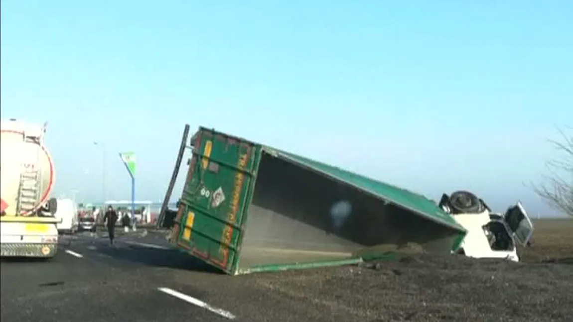 Accident pe Autostrada Soarelui. Un TIR plin cu floarea-soarelui s-a răsturnat