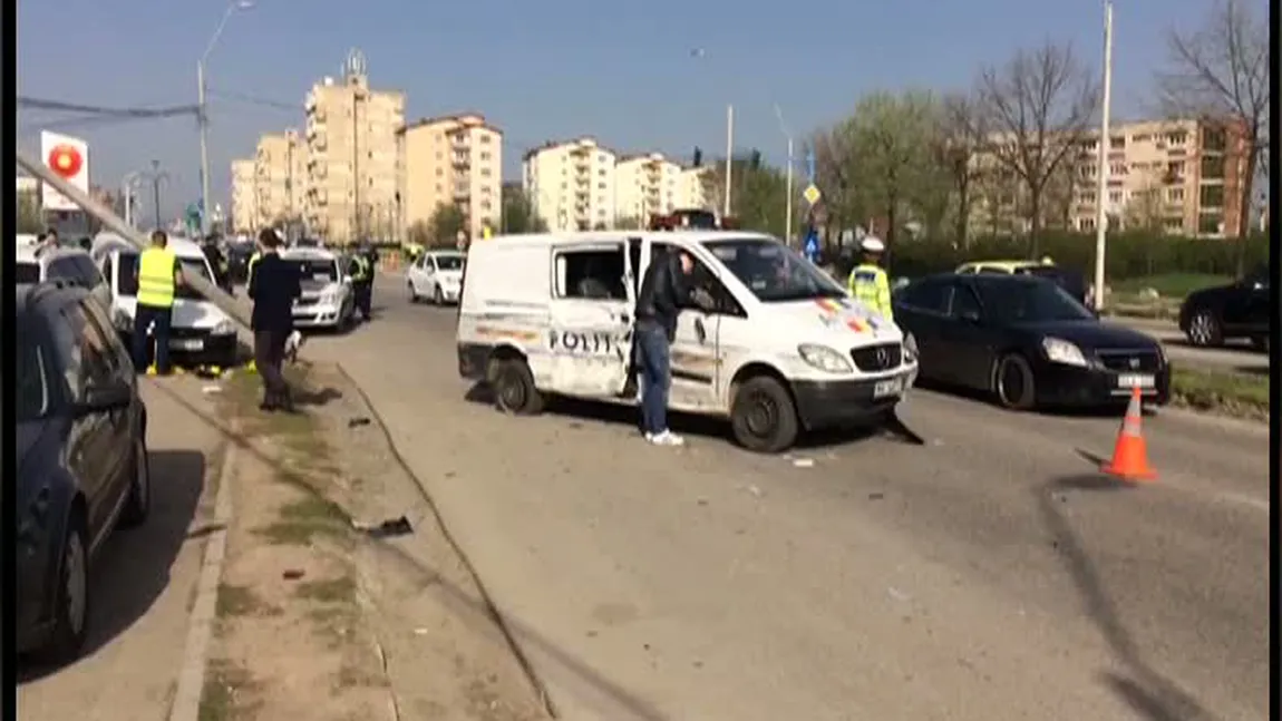 Maşină de poliție aflată în misiune, implicată într-un accident