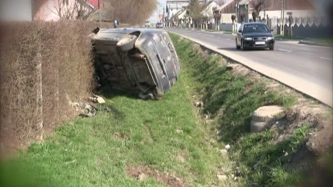 Şofer căutat de poliţişti în Suceava după ce a făcut accident şi a fugit cu plăcuţa de înmatriculare