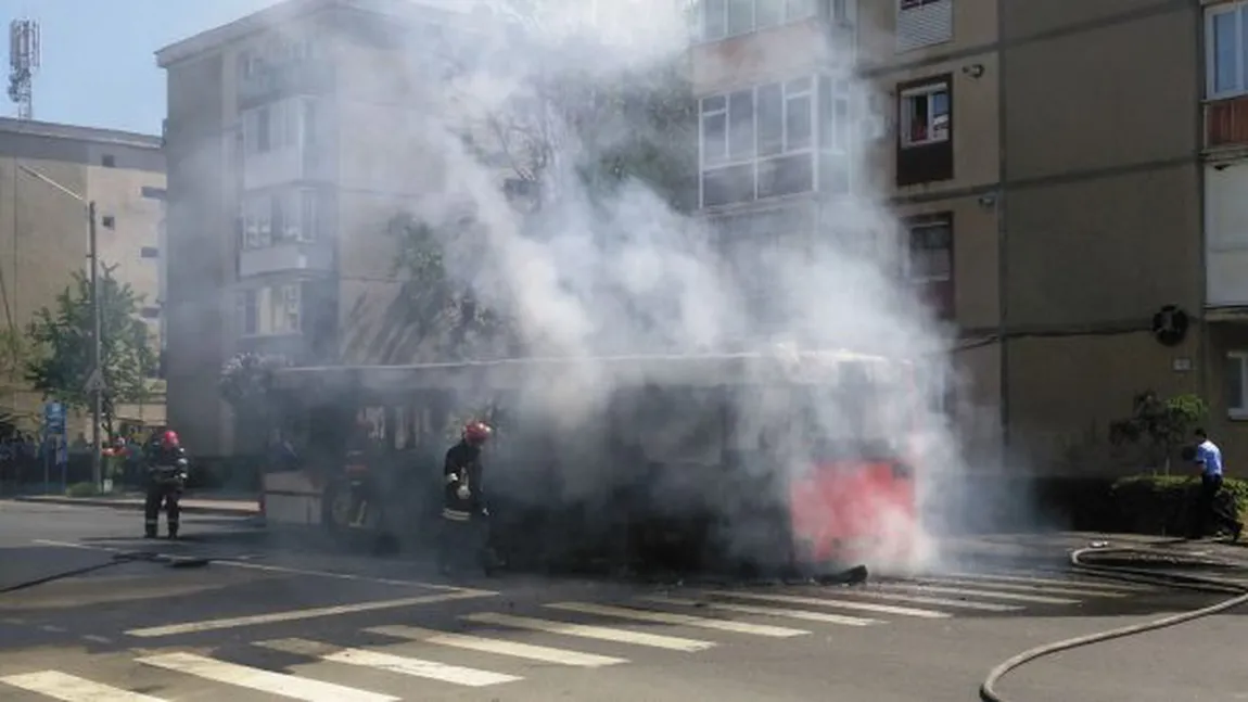 Clipe de panică în trafic. Un autobuz a ars în întregime