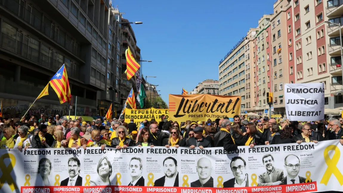 PROTEST de amploare în Barcelona: Peste 300.000 de oameni cer în stradă eliberarea separatiştilor catalani