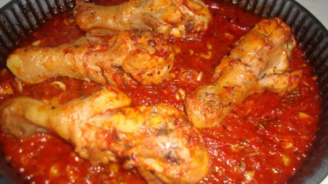 IDEE DE CINĂ: Pui în sos de roşii