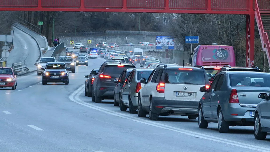 Trafic aglomerat spre munte şi litoral. Cozi în Vama Nădlac. Avertizări de la Poliţie