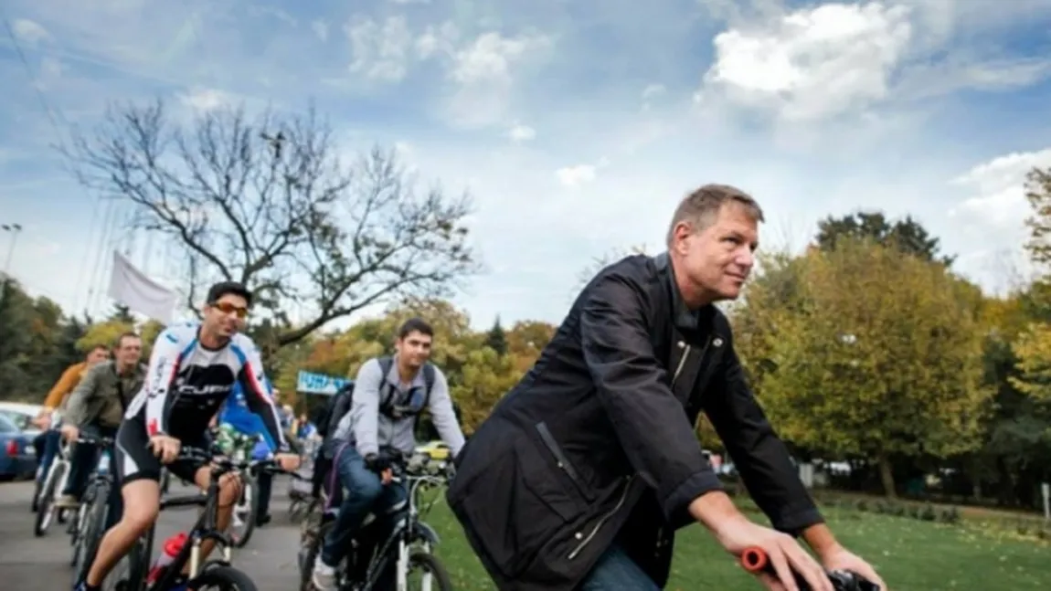 Preşedintele Iohannis s-a plimbat cu bicicleta prin Bucureşti: 