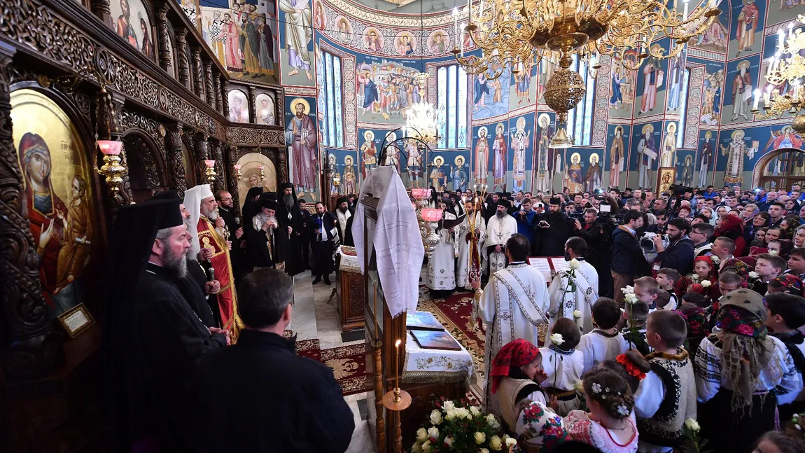 IZVORUL TAMADUIRII 2018. Care este rugăciunea pe care o spun creştinii în această zi