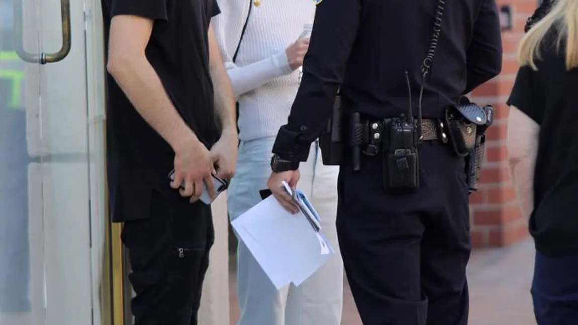 Jaime King, actriţa din Sin City, atacată în propria maşină, în Beverly Hills. Fiul său de 4 ani a fost rănit de cioburi