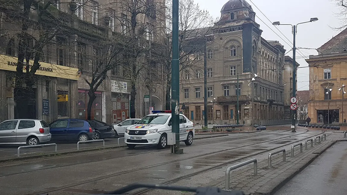 Poliţist şmecher: A parcat maşina de serviciu pe liniile de tramvai FOTO