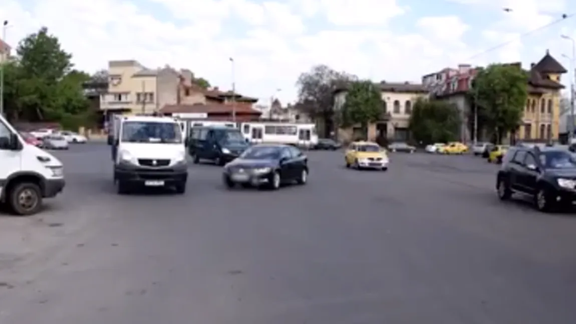 Caz UIMITOR în Bucureşti. O femeie şi-a parcat maşina peste noapte în intersecţie. Câte ore a stat vehiculul în mijlocul străzii VIDEO