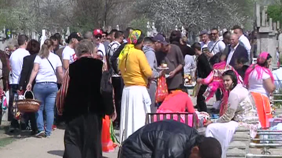 Mese întinse între morminte în cimitire în apropiere de Paştele Blajinilor VIDEO