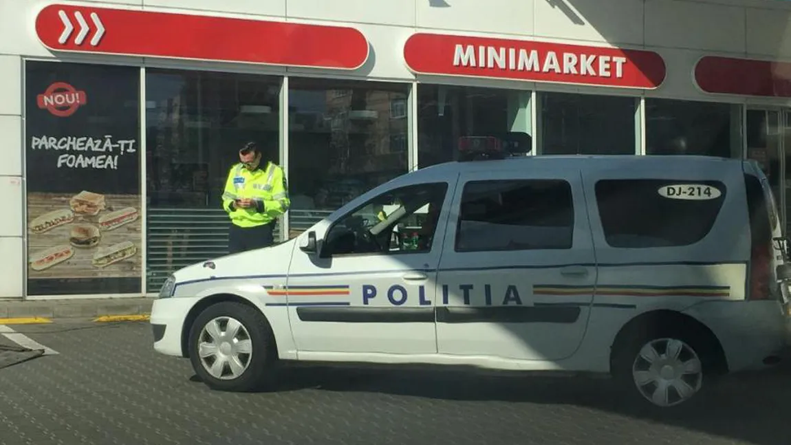 Maşina Poliţiei, transportat de platformă. NU E BANC: ce greşeală au comis agenţii FOTO