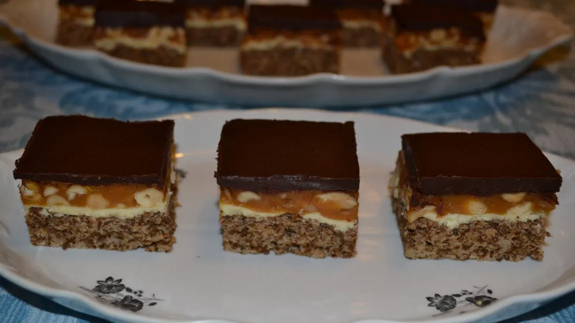 Prăjitură cu alune şi cremă caramel (snikers de casă)