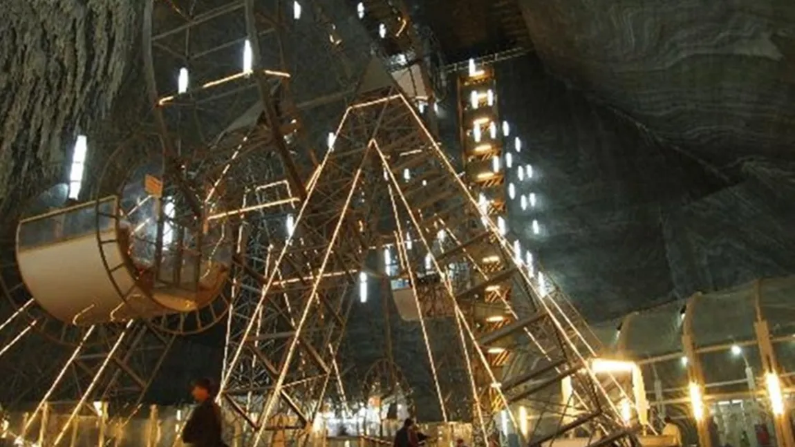 Intervenţie de urgenţă în Salina Turda. Mai mulţi turişti au rămas blocaţi la înălţime în rotata din salină UPDATE