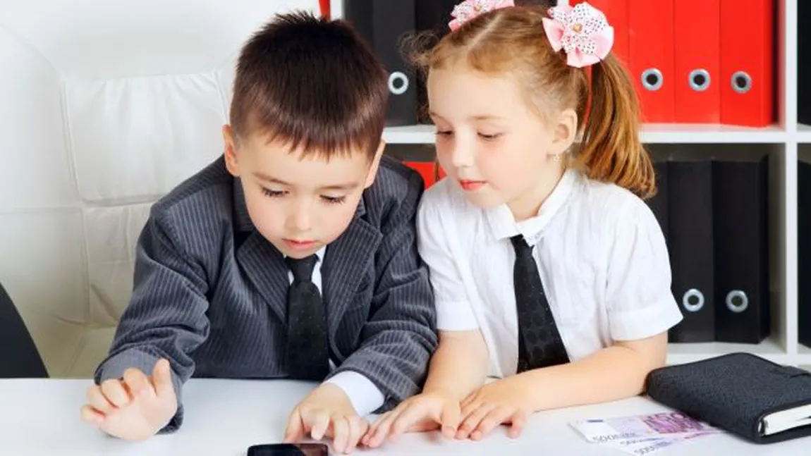 STUDIU: O treime dintre părinţi limitează timpul petrecut de copii pe internet