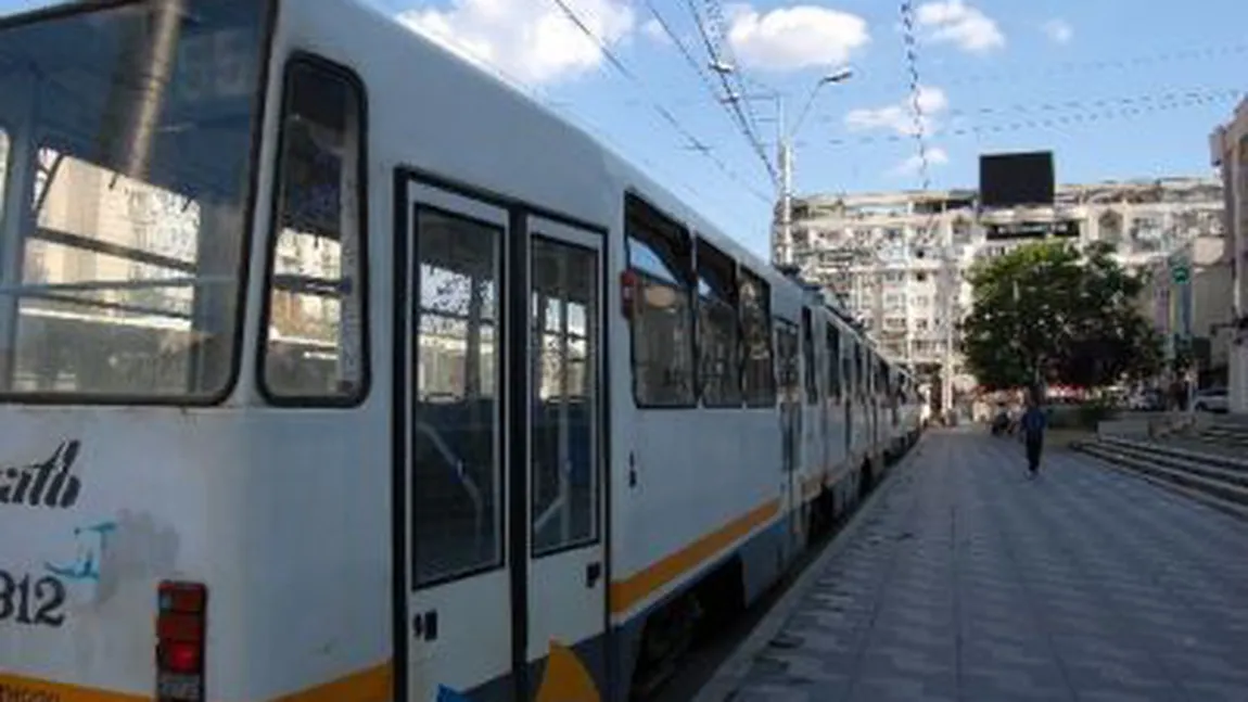 Anchetă la RATB după ce o femeie a reclamat că fiica ei a rămas singură în staţie, iar bunicul ei n-a mai apucat să coboare din tramvai