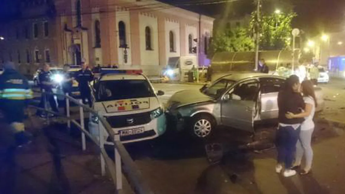 O şoferiţă a făcut praf o maşină de Poliţie. Un poliţist a fost rănit