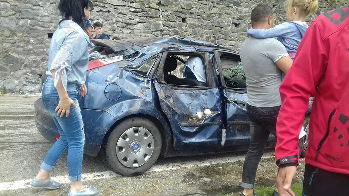 O avalanşă puternică a rănit o femeie şi a avariat două maşini pe Transfăgărăşan. Porţiunea de drum era închisă VIDEO