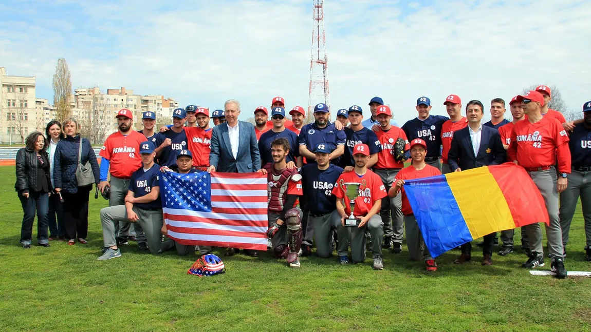 Gheorghe Hagi şi ambasadorul Statelor Unite, Hans Klemm, gazde pentru o partida de baseball la Constanţa