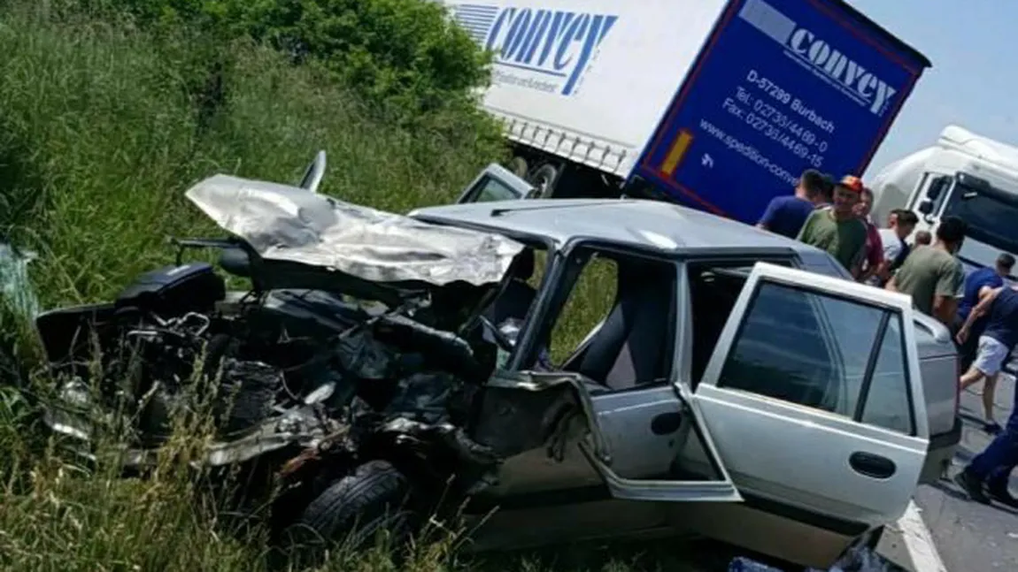 Accident grav în Bihor. Un autoturism s-a izbit frontal de un TIR, după ce şoferul a pierdut controlul volanului