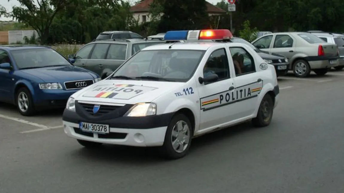 Trei bărbaţi au fost arestaţi preventiv după ce au agresat un poliţist şi un jandarm într-un club